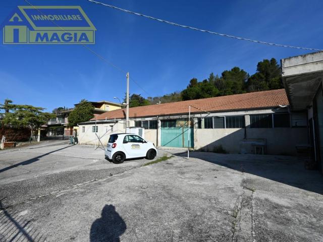 Capannone in vendita di 355 m² in Via Salaria, 62