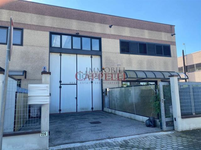 Capannone in vendita di 356 m² in Via Maestri del Lavoro d&apos Italia, 220