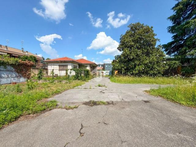 Capannone in vendita di 3585 m² in Via Per Cinisello, 12