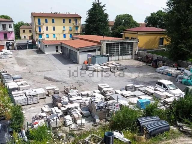 Capannone in vendita di 358 m² in Via Cremona