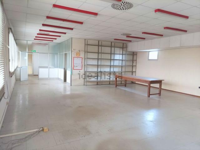 Capannone in vendita di 358 m² in Via Ugo La Malfa
