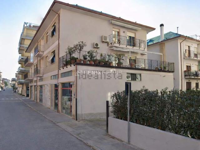 Capannone in vendita di 359 m² in Via Toscana, 60
