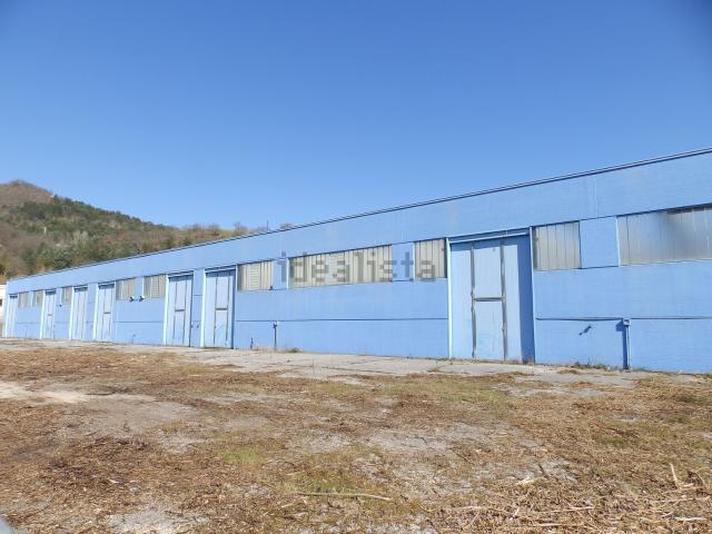 Capannone in vendita di 3600 m² in Via dell&apos Industria
