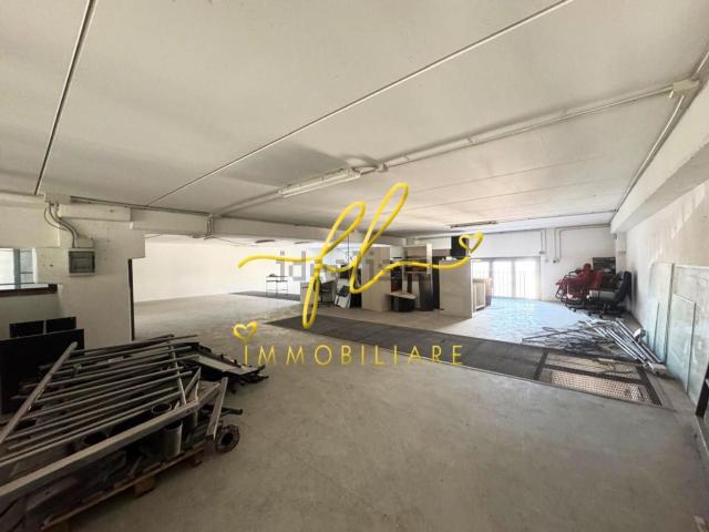 Capannone in vendita di 360 m² in Via Cimarosa