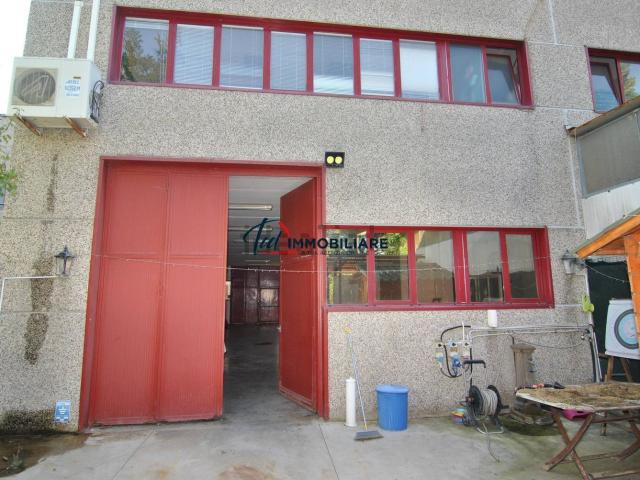 Capannone in vendita di 360 m² in Via Aiaccia