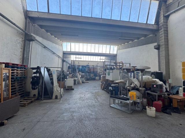 Capannone in vendita di 360 m² in Via Luigi Gazzotti