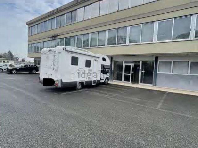 Capannone in vendita di 3700 m² in Viale Udine, 46