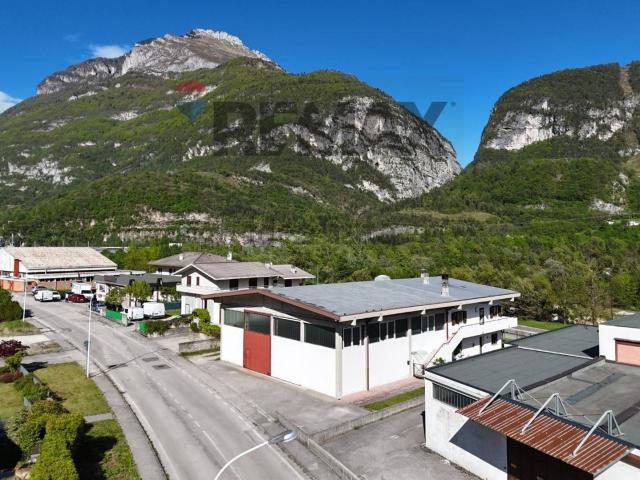 Capannone in vendita di 370 m² in Via G. Protti, 27