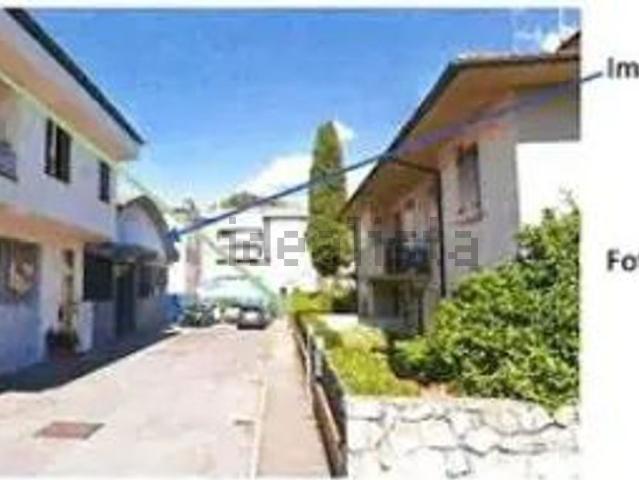 Capannone in vendita di 370 m² in Via delle Pollative, 4