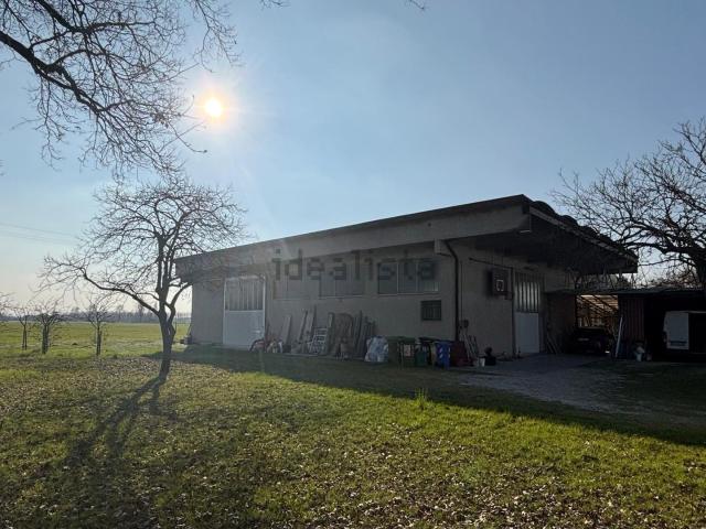 Capannone in vendita di 370 m² in Via Straelle San Pietro