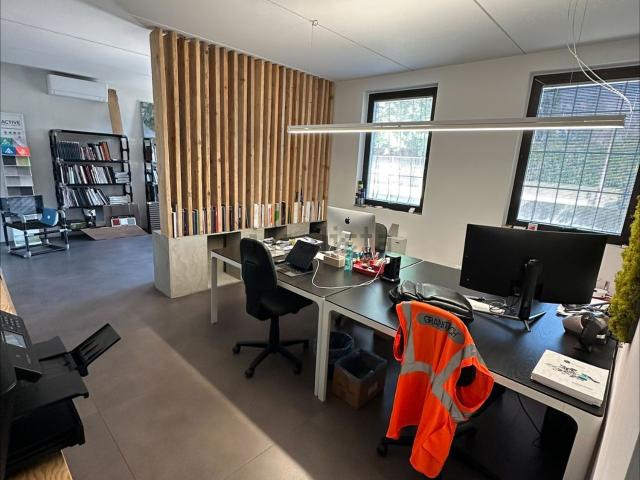 Capannone in vendita di 370 m² in Strada Cartigliana