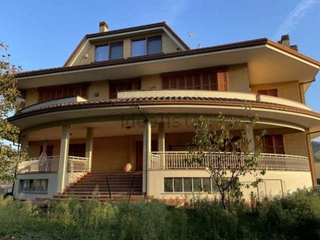 Capannone in vendita di 371 m² in Via Raffaello Sanzio