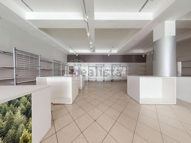 Capannone in vendita di 372 m² in Via Vittorio Veneto, 117