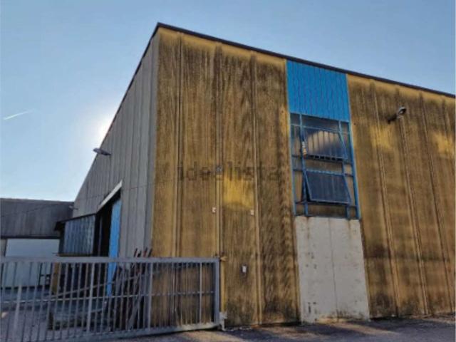 Capannone in vendita di 3736 m² in Via Feltrina, 21
