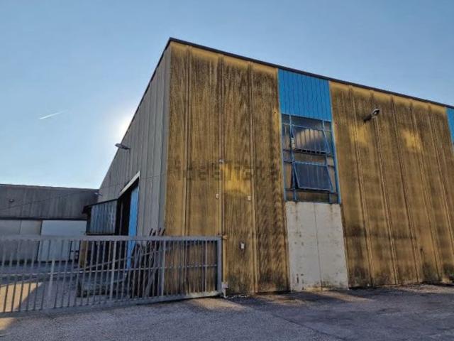 Capannone in vendita di 3737 m² in Via Zona Industriale, 19