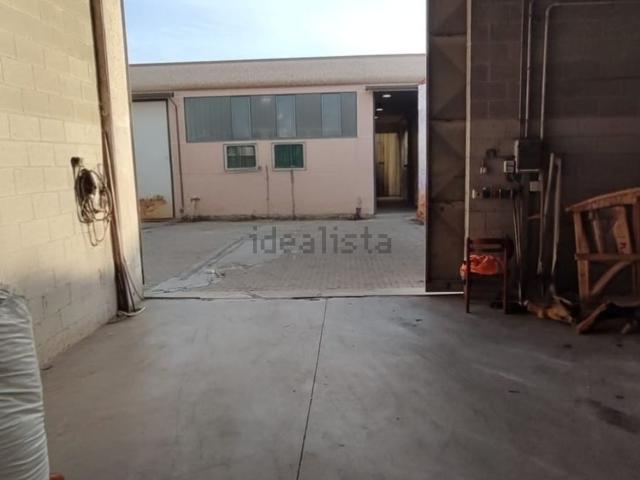 Capannone in vendita di 375 m² in Via A. Volta, 8