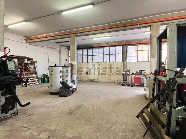 Capannone in vendita di 375 m² in Via Monte Gran Sasso, 19