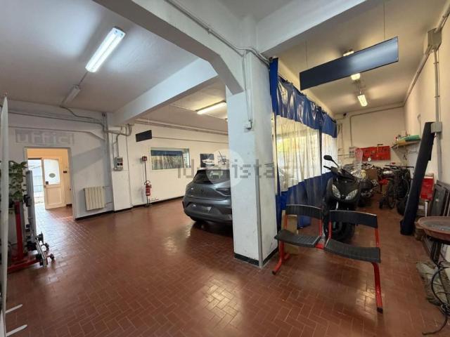 Capannone in vendita di 378 m² in Via Borzoli, 79