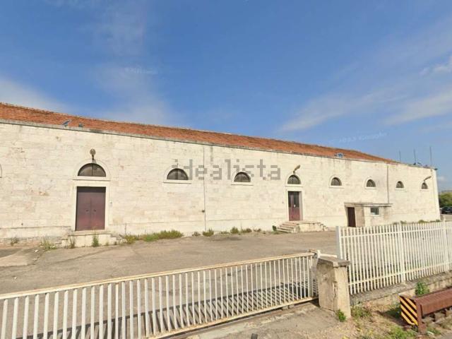 Capannone in vendita di 379 m² in Via Locorotondo, 25