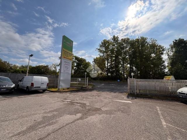 Capannone in vendita di 380 m² in Via Circonvallazione, 51