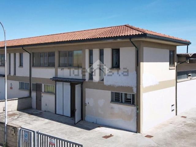 Capannone in vendita di 380 m² in Via A. Volta, 2