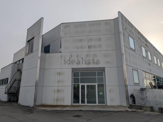 Capannone in vendita di 380 m² in Via del Lavoro