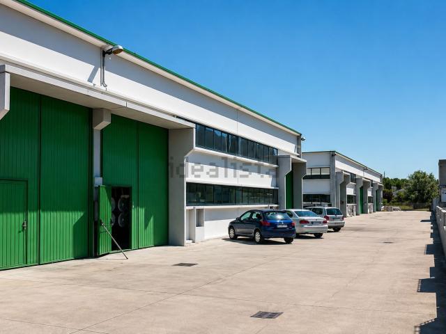 Capannone in vendita di 380 m² in Via dell&apos  Industria, 23