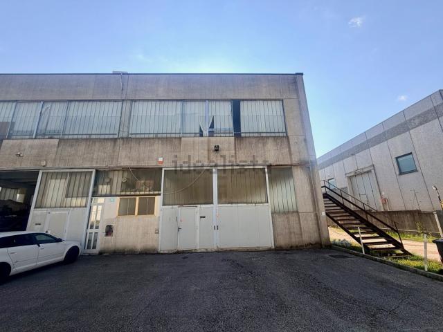 Capannone in vendita di 380 m² in Via J. F. Kennedy
