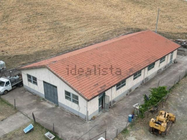 Capannone in vendita di 380 m² in Strada Statale 575, 6