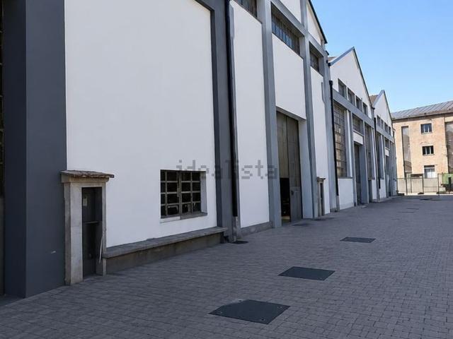 Capannone in vendita di 383 m² in Via Enrico Cosenz, 44