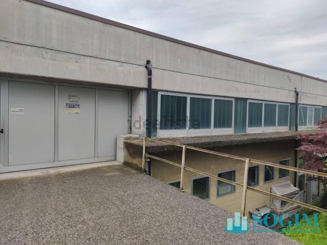 Capannone in vendita di 384 m² in Via Ugo Foscolo, 134