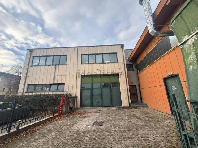 Capannone in vendita di 385 m² in Via I Maggio, 2