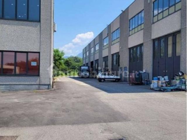 Capannone in vendita di 386 m² in Via Teresina Corti, 20