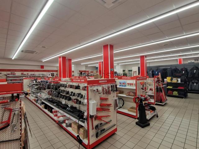 Capannone in vendita di 388 m² in Via Gaetano Previati