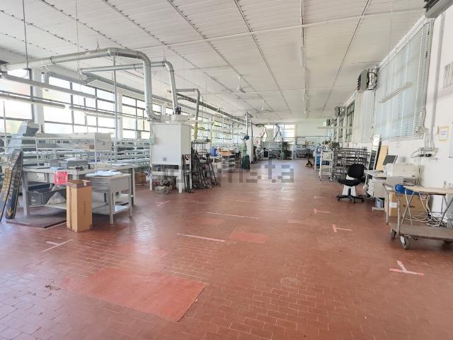 Capannone in vendita di 390 m² in Via Benedetto Cairoli