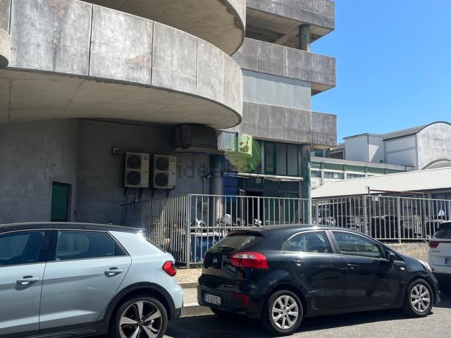 Capannone in vendita di 390 m² in Via delle Cateratte, 55