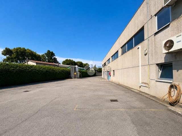 Capannone in vendita di 3940 m² in Via delle Macchine, 53