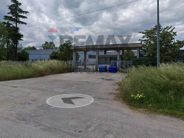 Capannone in vendita di 3954 m² in Via Firenze