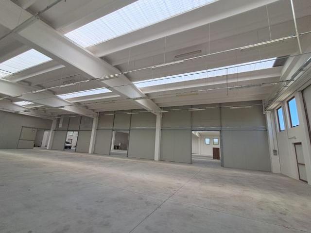CAPANNONE INDUSTRIALE 2.400 mq – CHIOPRIS VISCONE UD
