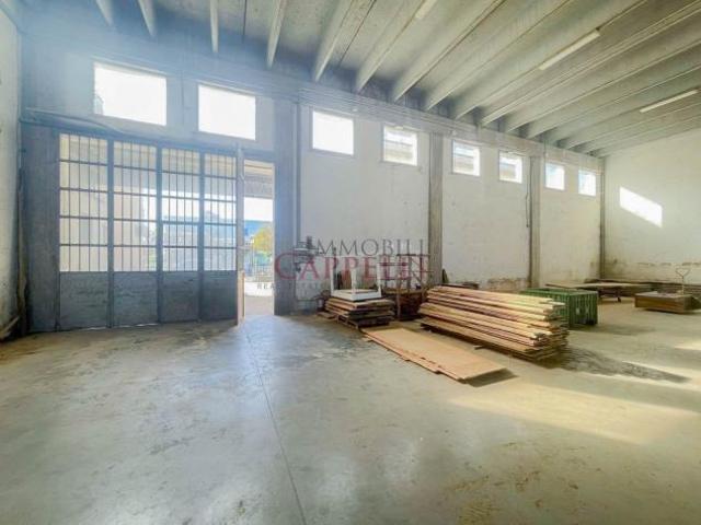 Capannone industriale di 5 locali in Vendita[550 mq]