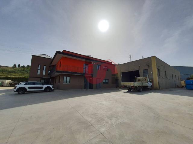 CAPANNONE INDUSTRIALE in vendita a Benevento, CONTRADE