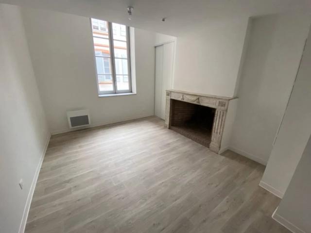 CAPITOLE, Studio rénové de 18m², disponible 29/07