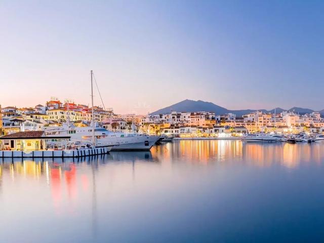Cartera de Bienes Raíces de Lujo en Venta – Puerto Baña, Marbella, España