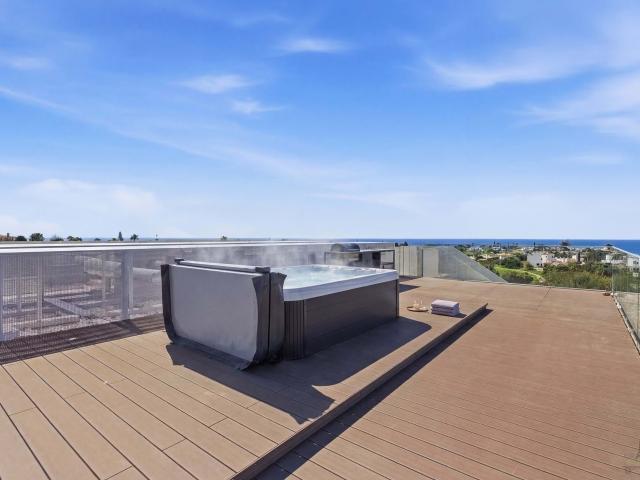 Carvoeiro – Cobertura T3 mobiliada e decorada com telhado privativo, piscina aquecida e vista panorâmica para o oceano, Lagoa, Carvoeiro