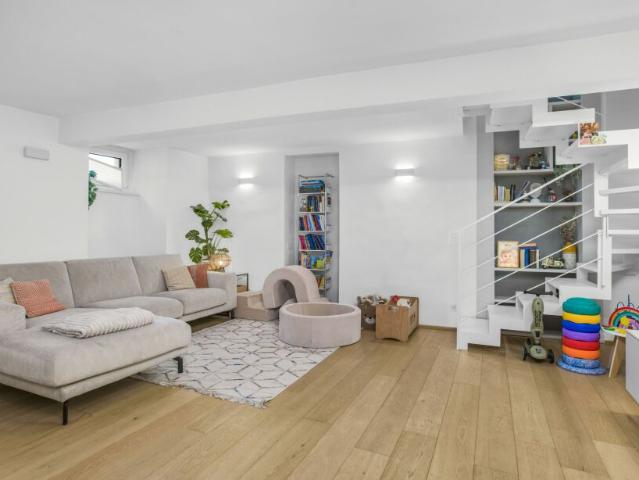 CARATTERISTICA CASA CONTIGUA COME NUOVA IN COLLINA D'ORO