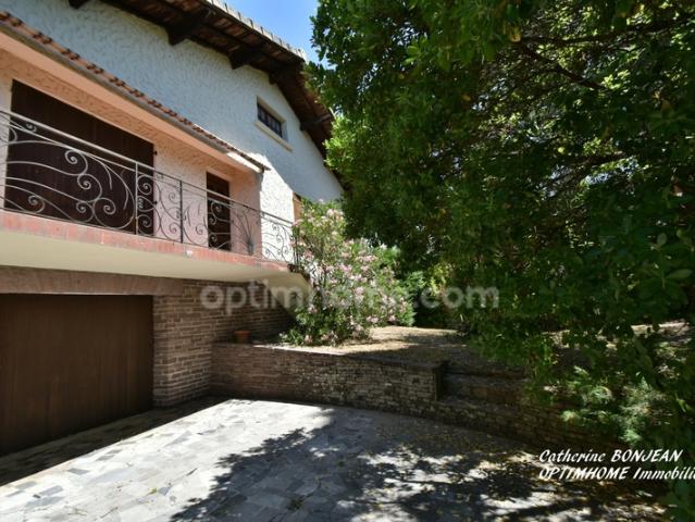 CARCANS BOURG Maison familiale à rénover avec dépendances sur un magnifique terrain arboré d'environ 1400 m2