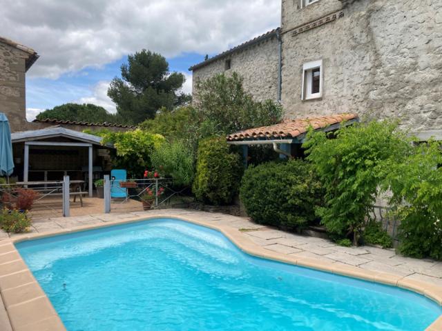 Carcassonne, maison 160m2 rénovée avec dépendances, cours, t