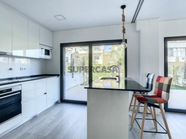 CARCAVELOS / REBELVA MORADIA T3+1 NOVA COM JARDIM E GARAGEM COZINHA EQUIPADA E AC