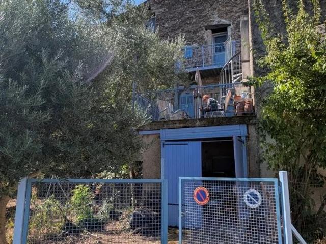 CARCES Maison de village à rénover avec garage et terrasse