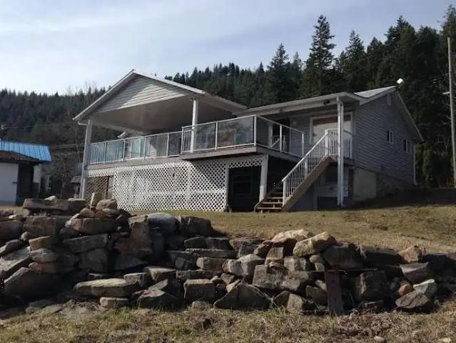 Caretaker s /Resident needed Beautiful Lakeside Residence